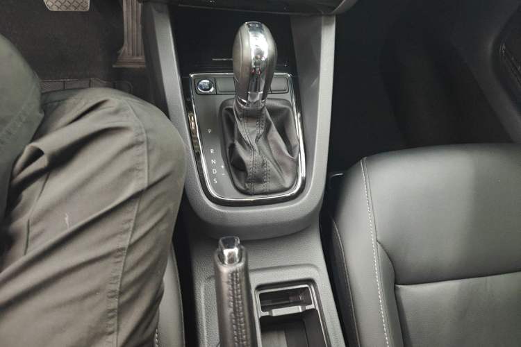 Used Volkswagen Sagitar 2017 1.6L Automatic Comfort Model Gear Lever