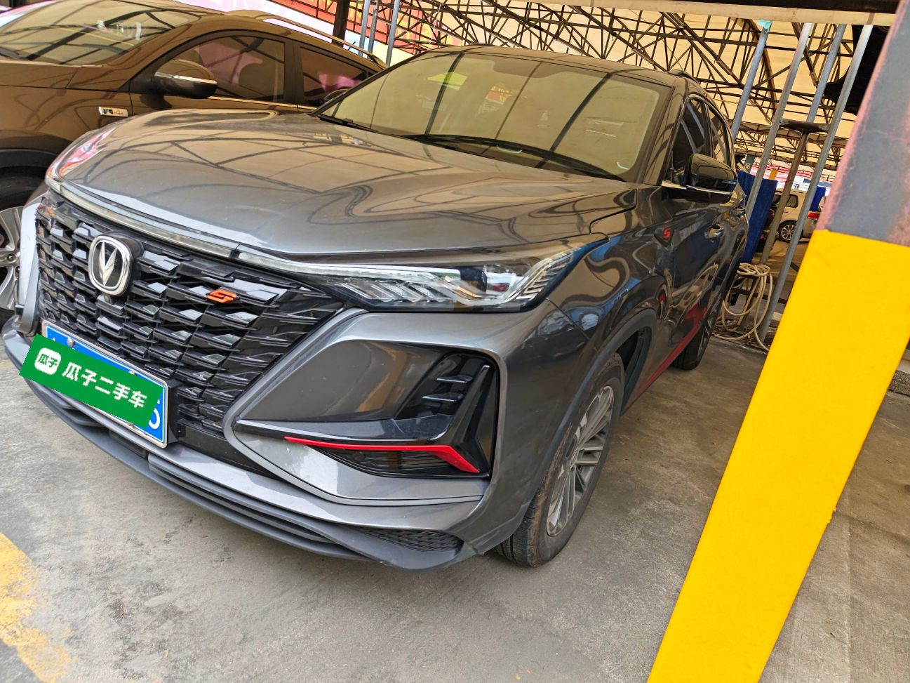 Под передней частью автомобиля