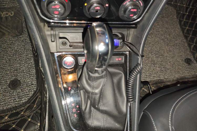 Used Volkswagen Lavida 2015 1.6L Automatic Luxury Edition Gear Lever