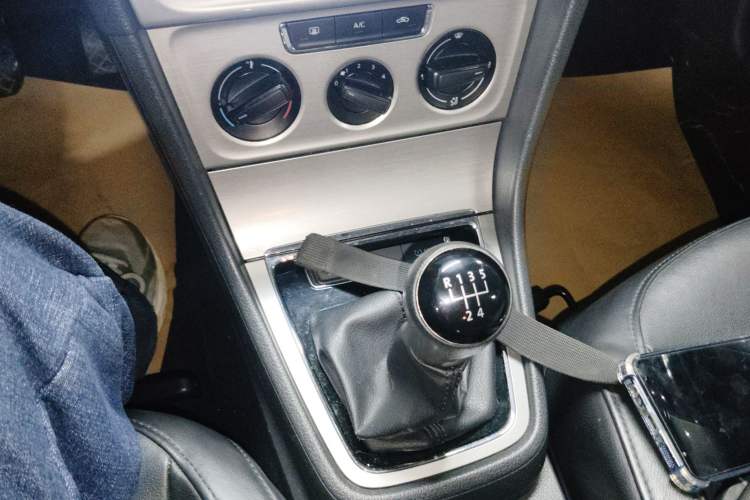 Used Volkswagen Lavida 2013 Restyled Classic 1.6L Manual Comfort Edition Gear Lever