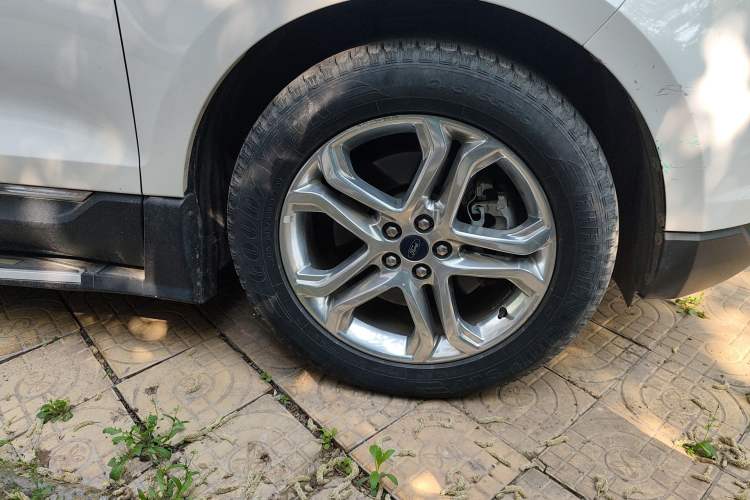 Used Ford Edge 2016 EcoBoost 245 Four-Wheel Drive Titanium Edition 7-Seater Right Front Wheel Hub