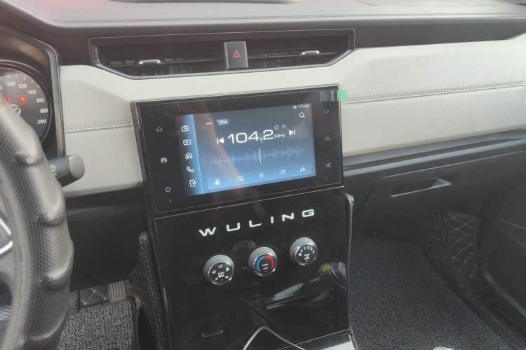 Used Wuling Zhengcheng 2021 1.5T Manual Luxury Version Audio And AC Panel