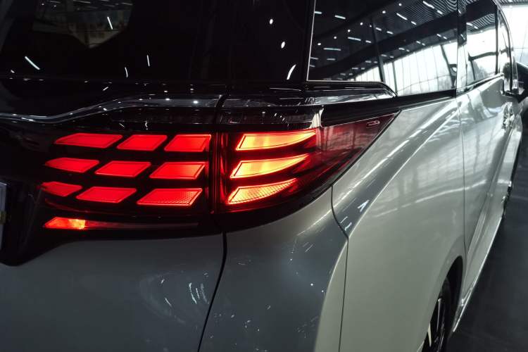 Used Toyota Alphard 2024 Dual-Engine 2.5L Deluxe Edition
