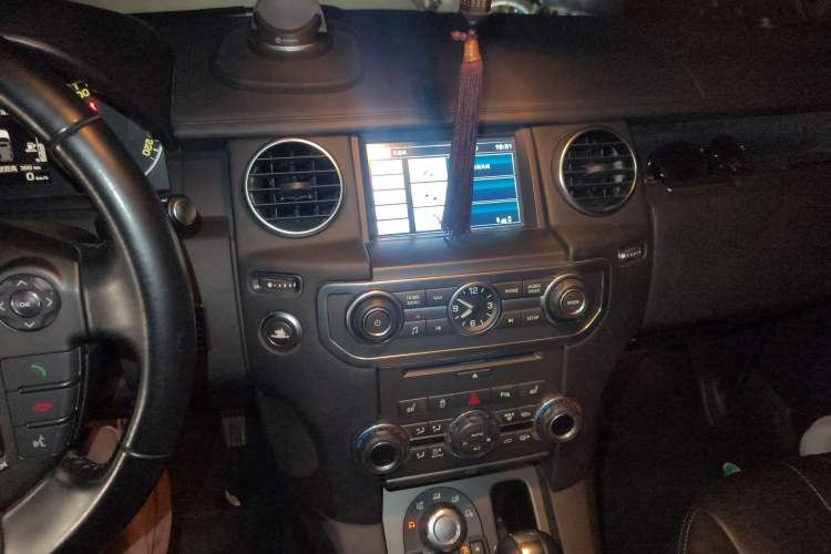 Used Land Rover Discovery 2012 3.0 SDV6 HSE Diesel Version Audio And AC Panel