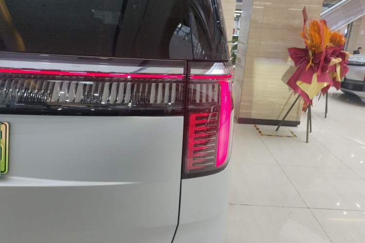 Used Zeekr 009 2024 Six-Seat Executive Version 4WD 108 kWh
