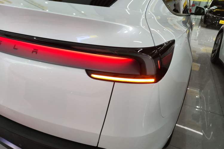 Used Tesla Model Y 2025 Updated Version Long-Range All-Wheel Drive Right Rear Taillight