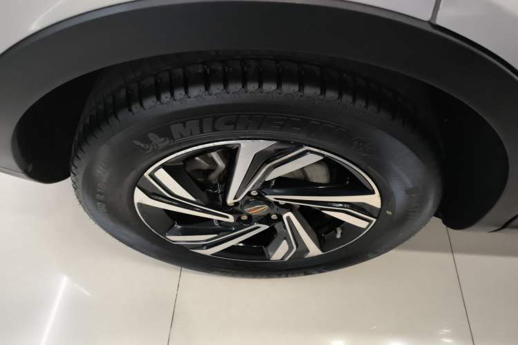 Used Hongqi HS5 2022 Revised Version 2.0T Smart Connect Flagship Edition Right Rear Wheel Hub
