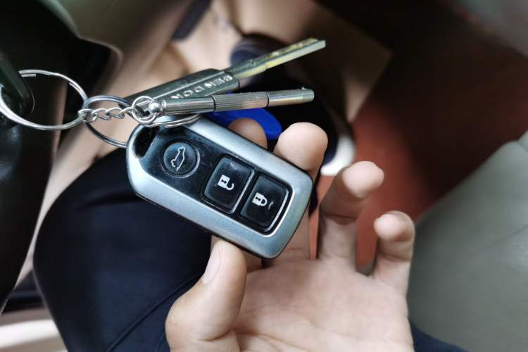 Used Toyota Highlander 2012 2.7L Two-Wheel Drive 7-Seater Luxury Edition Vehicle Key