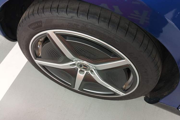 Used Mercedes-Benz EQE 2022 350 First Edition Special Version Right Rear Wheel Hub