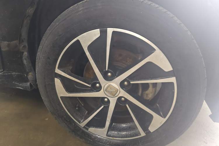 Used Zotye Z300 2014 New Vision 1.5L Manual Luxury Model Right Front Wheel Hub