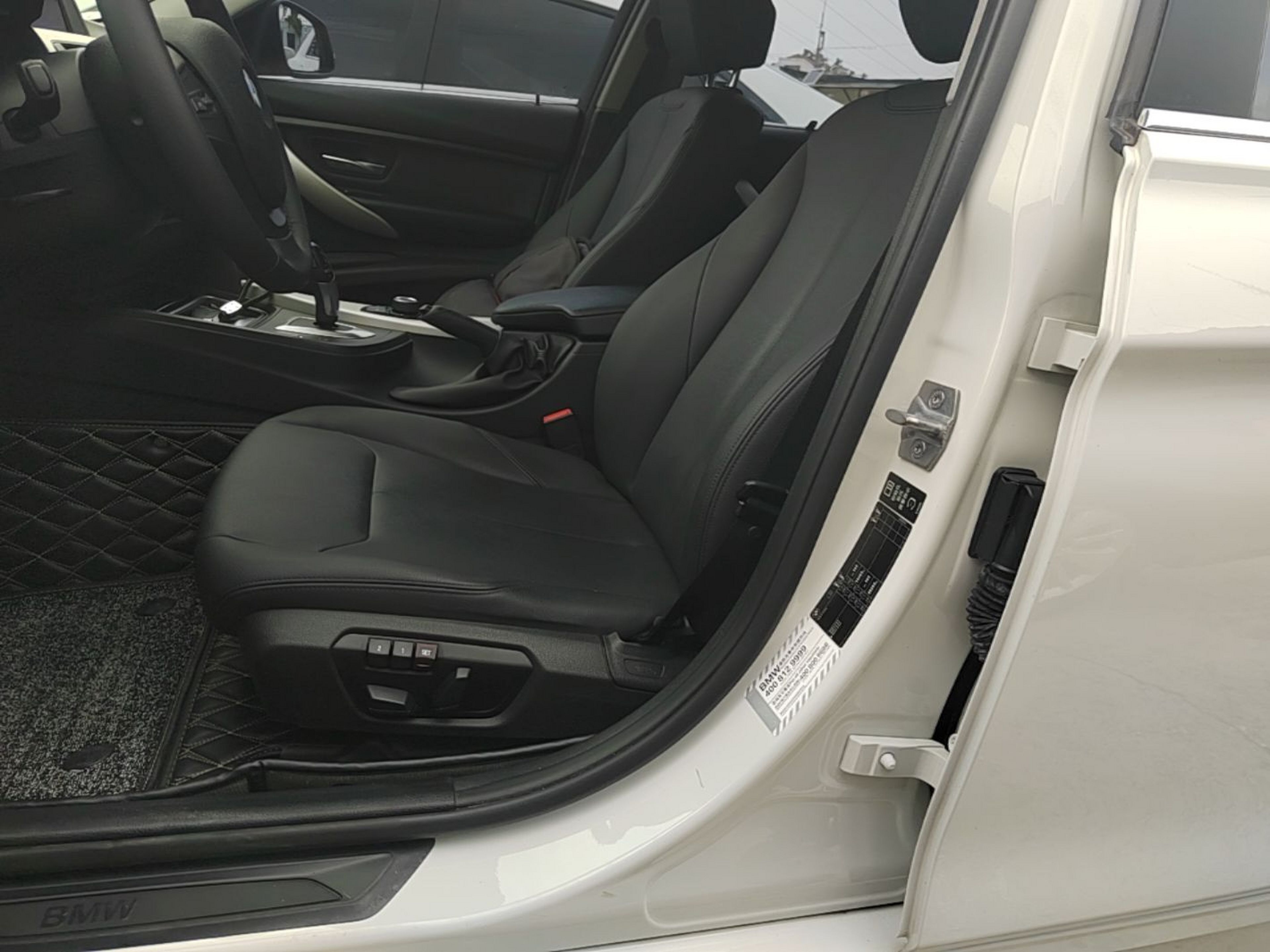 Vordere Reihe im Auto