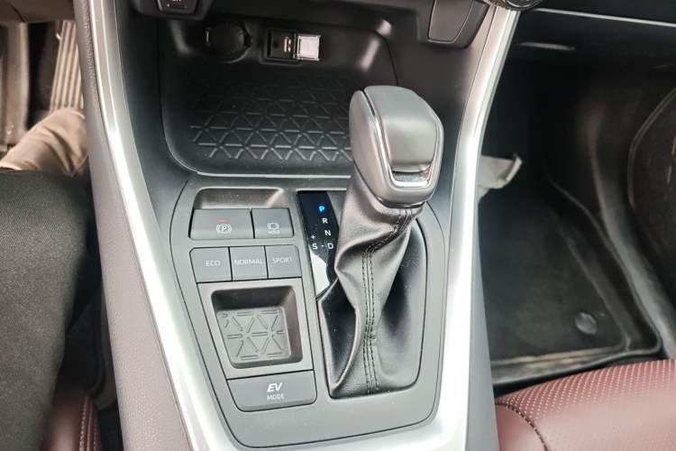 Used Toyota RAV4 2021 Revised Version Dual-Motor Hybrid 2.5L E-CVT Two-Wheel Drive Elite Edition Gear Lever