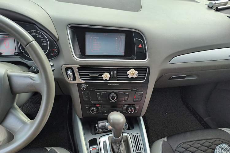 Used Audi Q5 2010 2.0TFSI Technology Edition Audio And AC Panel