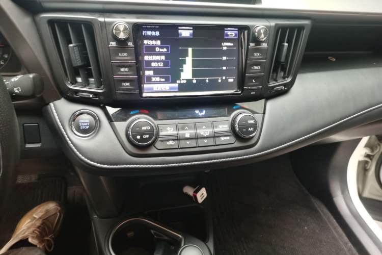 Used Toyota RAV4 2019 2.0L CVT Two-Wheel Drive Luxury Version China VI Standard Audio And AC Panel