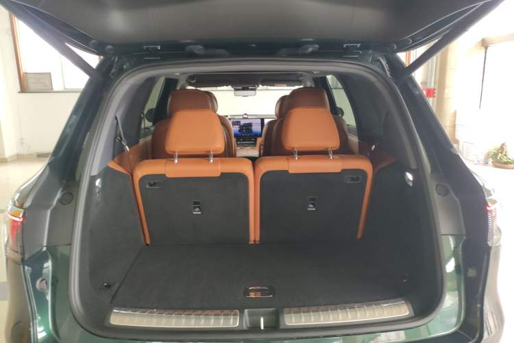 Used Hima AITO M8 2025 Extended-Range Ultra Version 53.4 kWh 6-Seater Edition Trunk