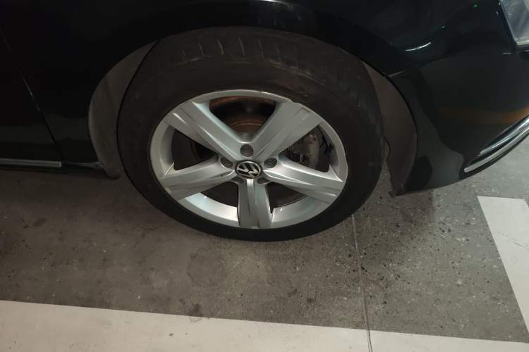 Used Volkswagen Magotan 2016 1.8TSI Luxury Comfort Model Right Front Wheel Hub