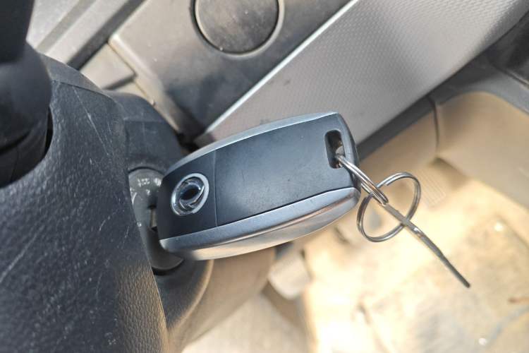 Used Dongfeng Yufeng 2023 V9+ 2.0T Manual Front-Wheel-Drive Multi-Function Mid-Roof Van with 7/8/9 Seats Vehicle Key