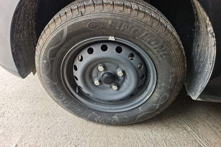 Used Wuling Hongguang New Energy 2024 All-Electric Model 300KM Practical Version Left Front Wheel Hub