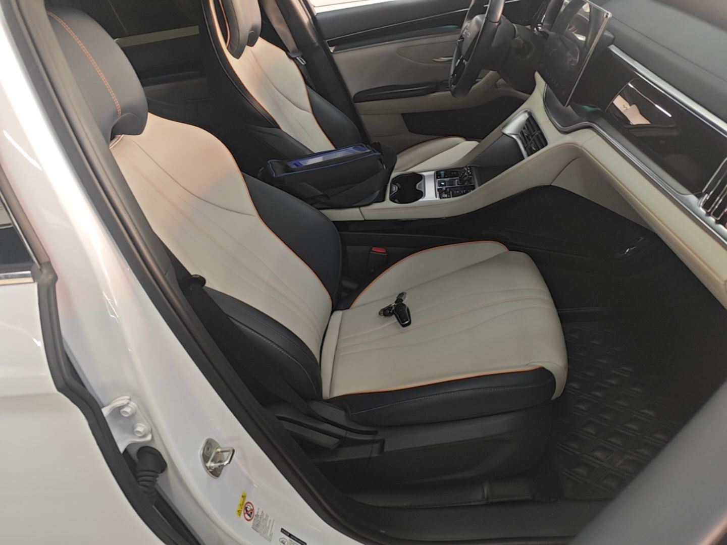 BYD Song PLUS New Energy 2024 HONOR Edition DM-i 110km Flagship Model — снимка 19