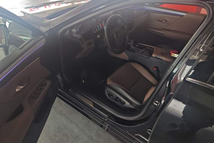 Used Lexus ES 2025 300h Deluxe Edition
