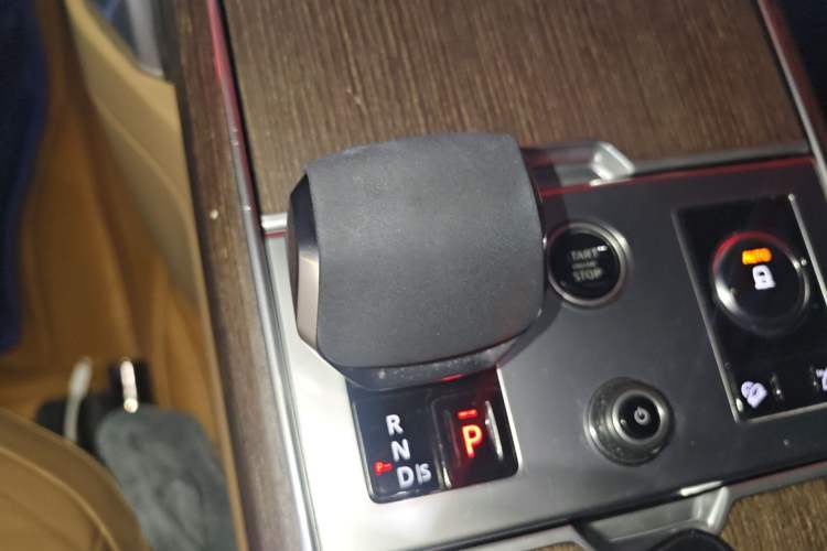 Used Land Rover Range 2023 3.0 L6 400 PS Prestige Seven-Seater Extended Version Gear Lever