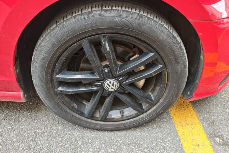 Used Volkswagen Lamando 2021 280TSI DSG Comfort Edition Right Front Wheel Hub