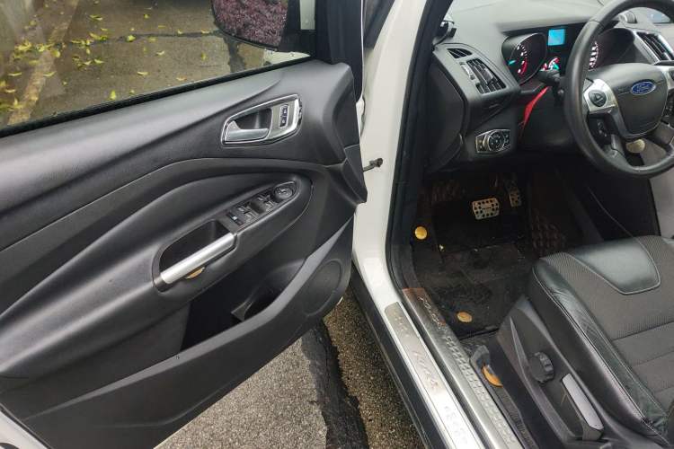 Used Ford Kuga 2013 1.6L GTDi Two-Wheel-Drive Trend Model Driver Seat