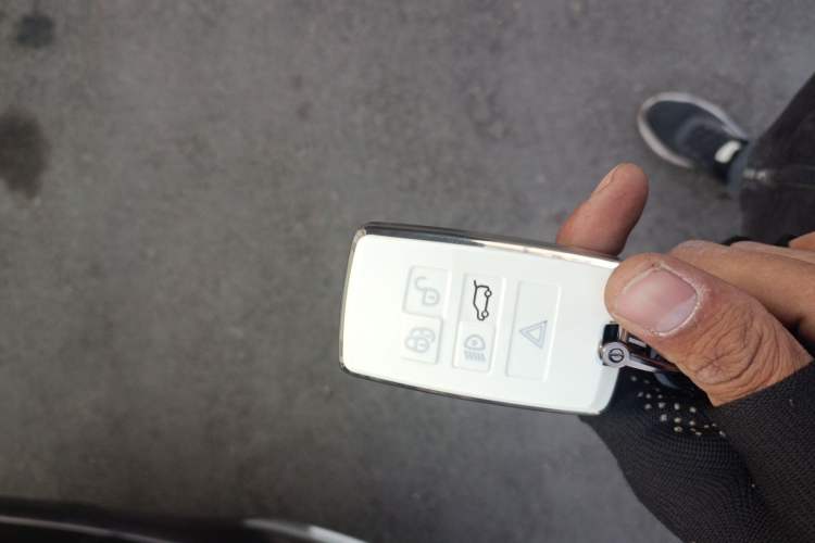 Used Land Rover Discovery Sport 2022 Revised Version 249 PS R-Dynamic S Performance Edition 5 Seats Vehicle Key