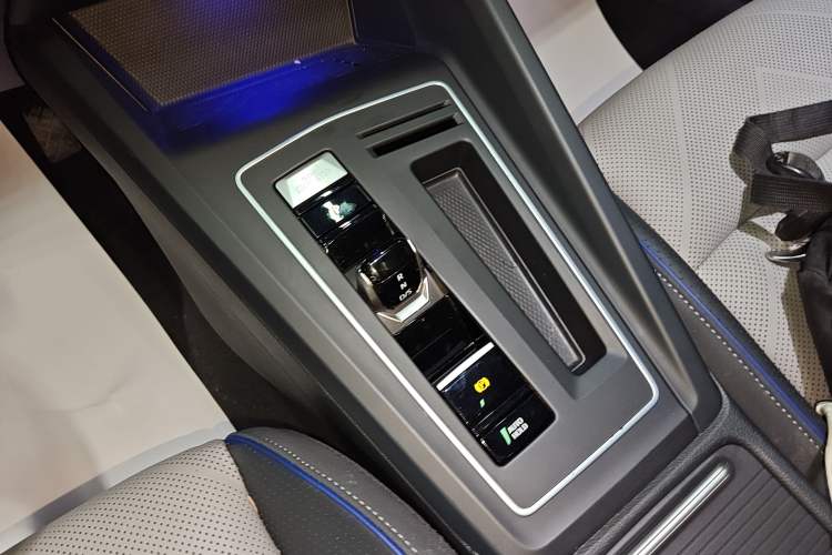 Used Volkswagen Golf 2025 Facelift 300TSI R-Line
