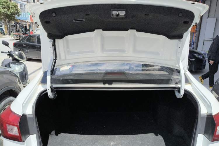 Used Roewe 360 2017 1.5L Automatic Luxury Edition
