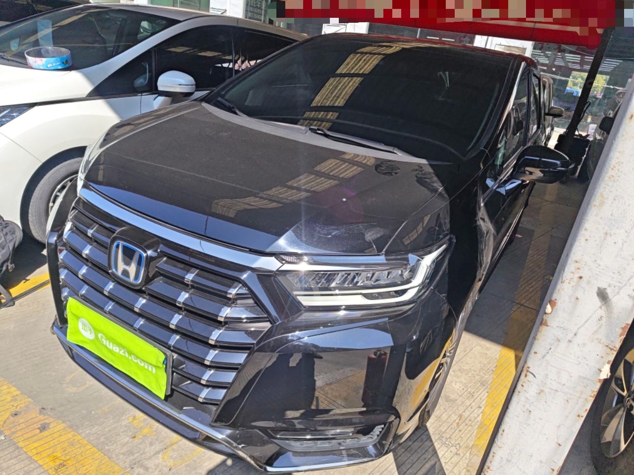 تحت مقدمة السيارة