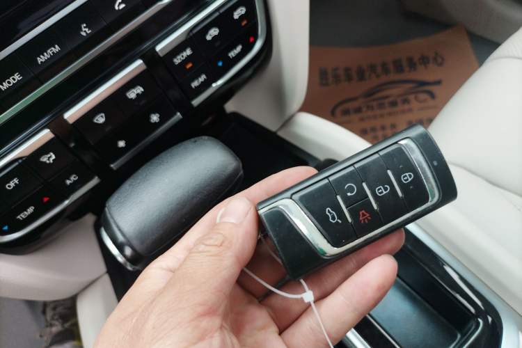 Used GAC Trumpchi GS8 2017 320T Two-Wheel Drive Luxury Smart Connectivity Version (7 Seats) Interior 1