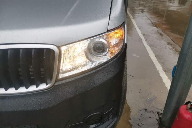 Used Jinbei Hiace X30 2023 1.5L Super-Comfortable Passenger Van 5/6/7-Seater Non-Air-Conditioned Version Model SWC15M