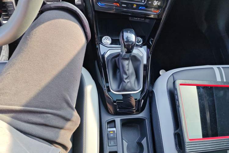 Used Volkswagen T-ROC 2025 300TSI DSG Two-Wheel Drive Chen Guang Edition