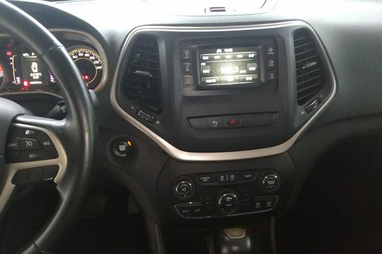 Used Jeep Cherokee 2016 2.4L Leading Edition Audio And AC Panel