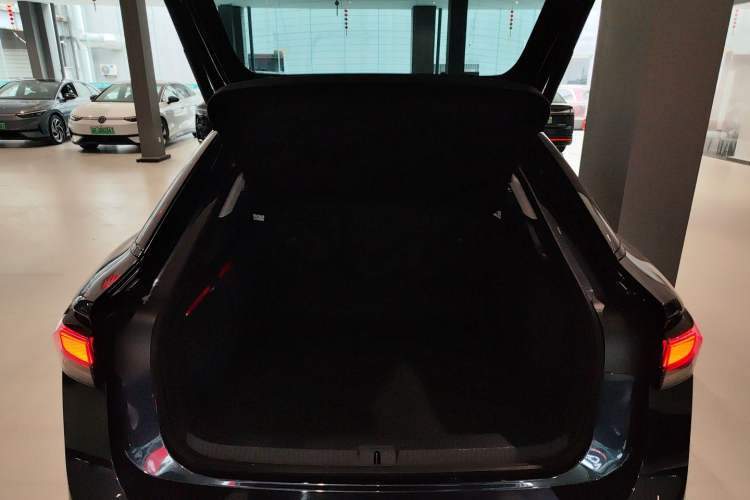 Used Volkswagen ID.7 VIZZION 2024 AIR model Trunk
