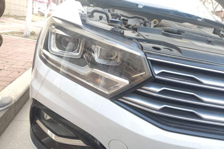 Used Volkswagen C-TREK 2018 230TSI DSG Comfort Model Right Front Headlight