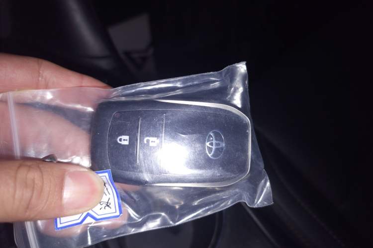 Used Toyota Highlander 2018 2.0T Four-Wheel Drive Luxury Version 7 Seats China VI Standard Vehicle Key