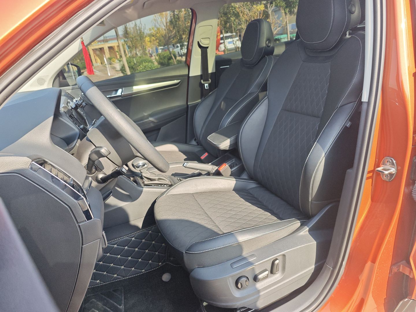 المقاعد الأمامية داخل السيارة