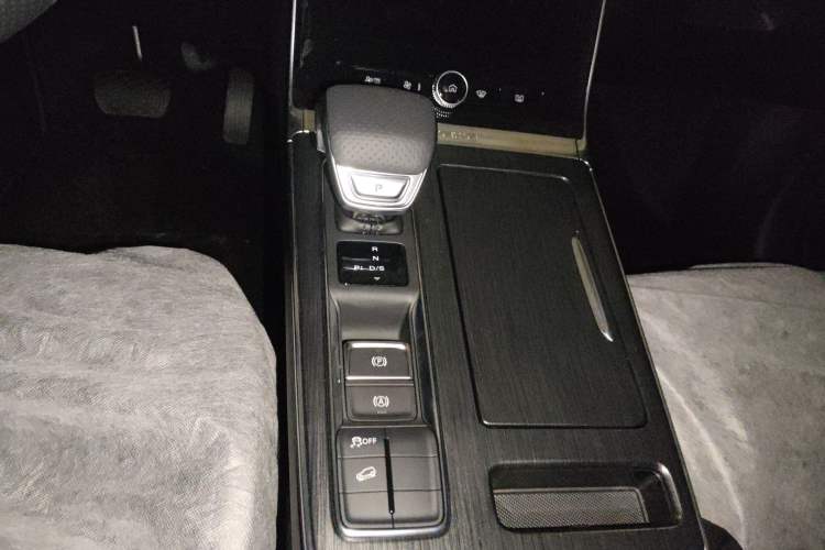 Used Roewe RX5 2025 PLUS 330TGI Automatic Trendsetting Smart Edition Gear Lever