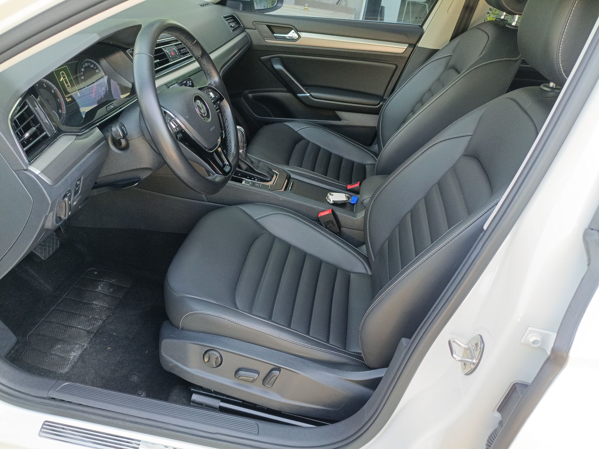 Переднее сиденье в автомобиле