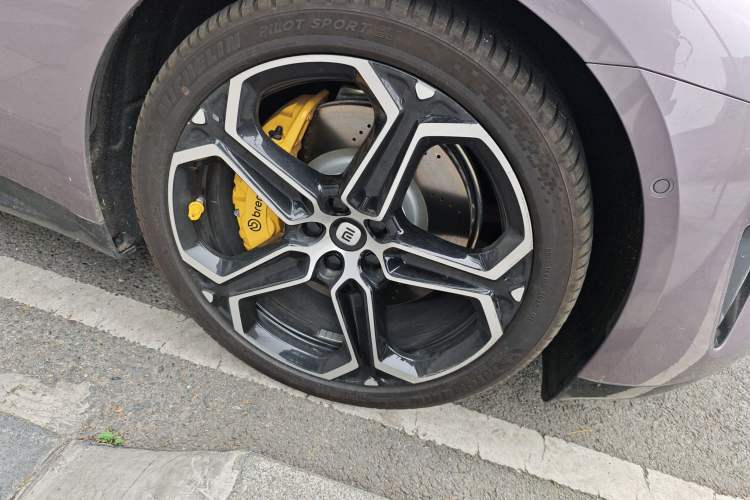 Used Xiaomi Auto SU7 2024 Four-Wheel Drive Ultra-Long Range Advanced Intelligent Driving Max Edition Right Front Wheel Hub
