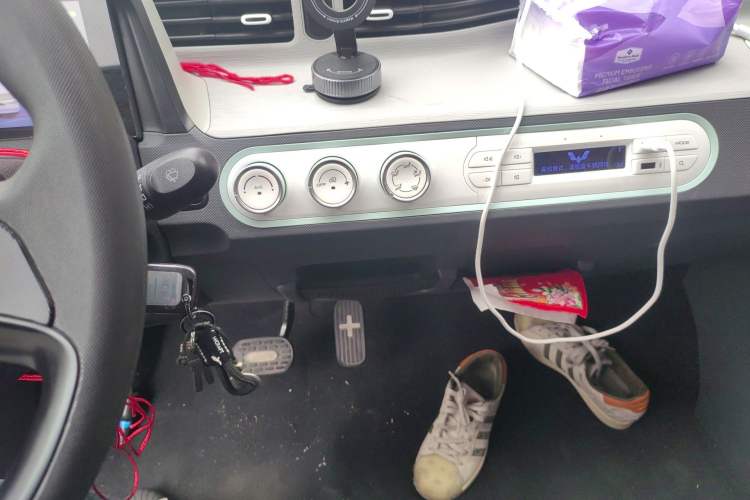 Used Wuling Hongguang MINIEV 2021 Macaron Premium Model – Lithium Iron Phosphate Audio And AC Panel