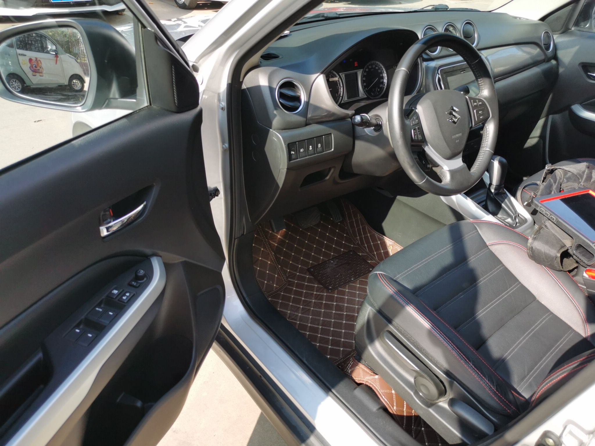 المقاعد الأمامية داخل السيارة