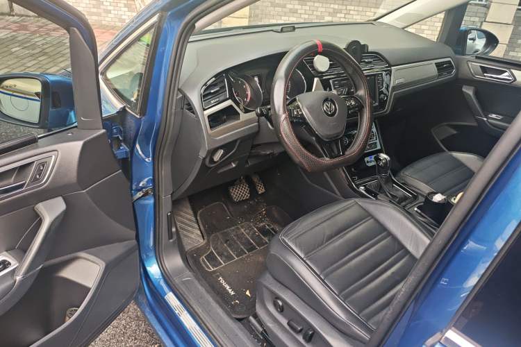 Used Volkswagen Touran 2018 Volkswagen Touran L 280TSI DSG Luxury Edition 7 Seats Driver Seat