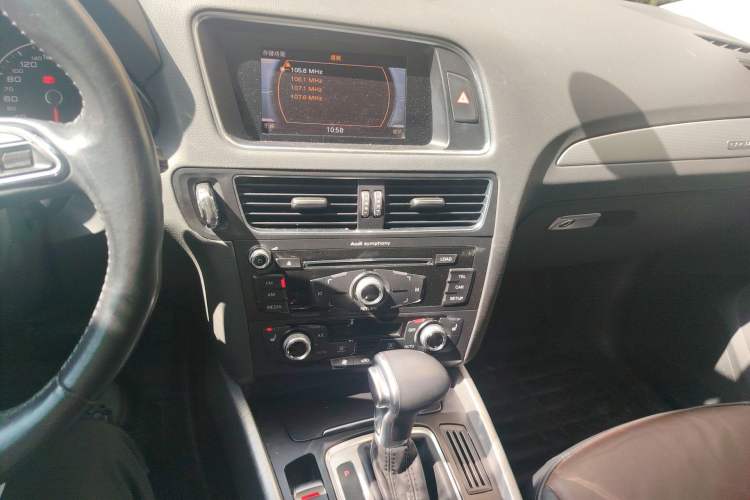 Used Audi Q5 2016 40 TFSI Technology Edition Audio And AC Panel