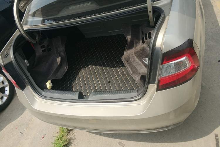 Used Skoda Rapid 2018 1.6L Automatic Comfort Edition Trunk