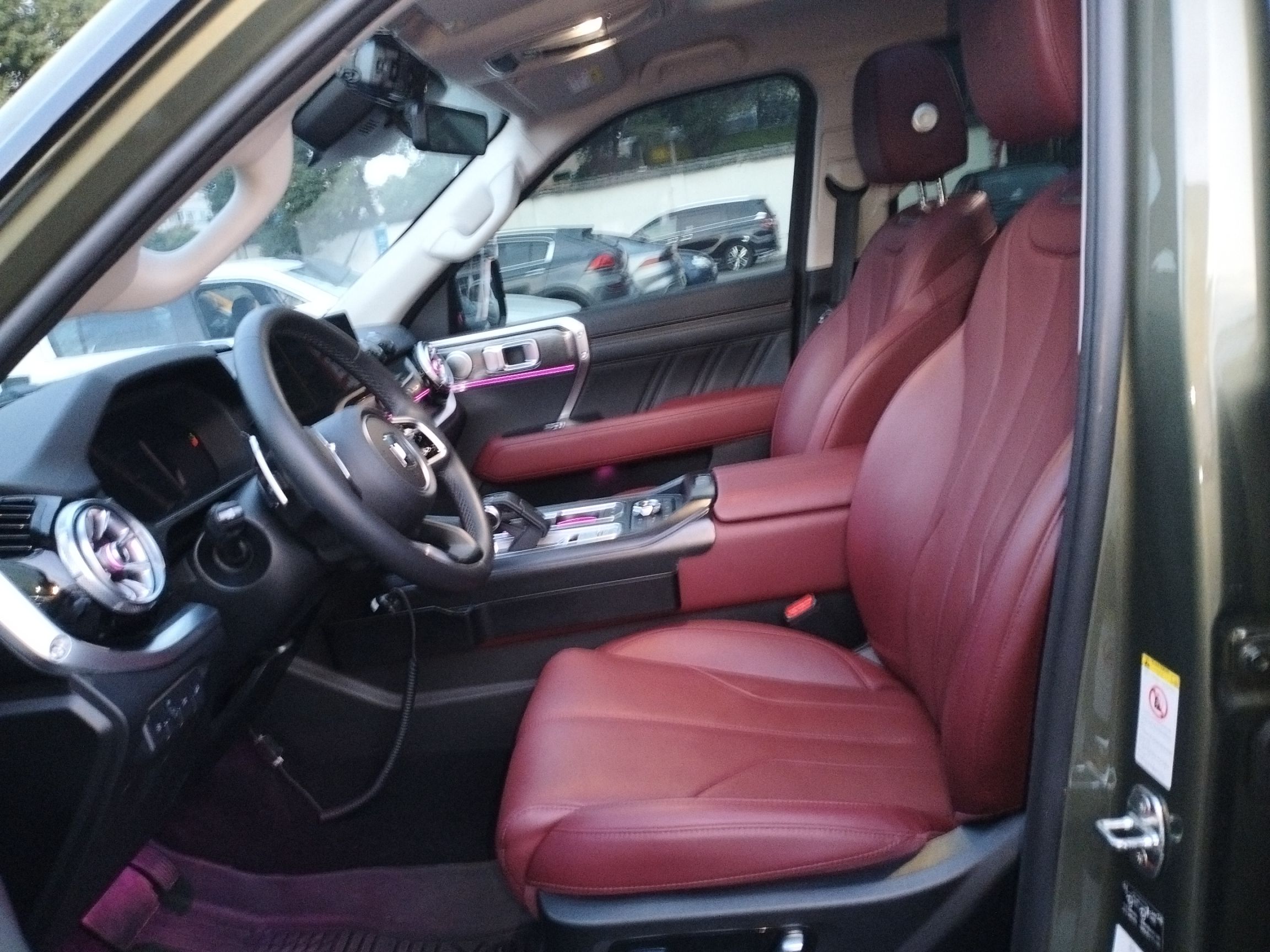 المقاعد الأمامية داخل السيارة