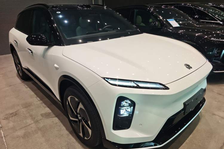 Used Nio ES6 2025 75 kWh Front Right 45 Deg