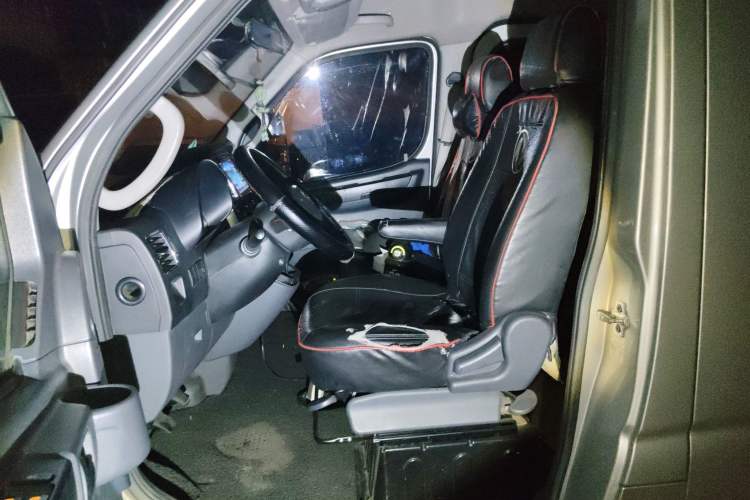 Used Dongfeng Yufeng 2021 2.0T Power King Front-Drive Logistics Vehicle Long Wheelbase Mid-Roof Design 6–9 Seats China VI Emission Standard ZD20